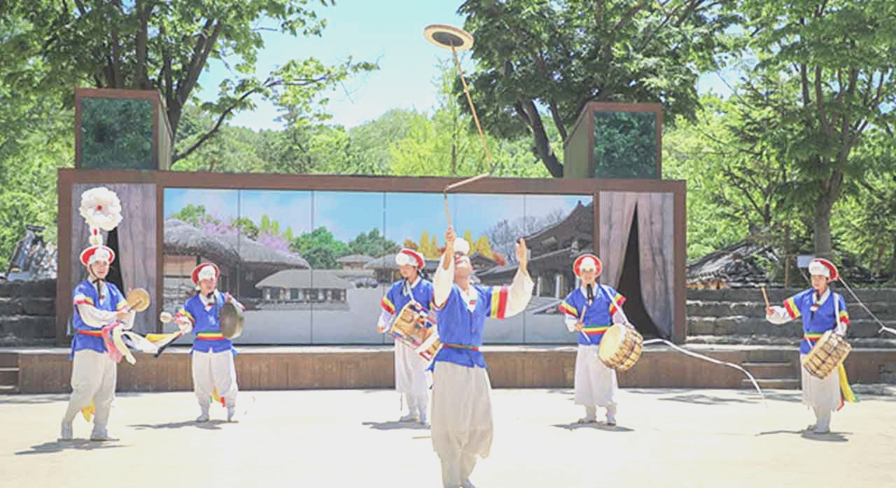 기부 혜택으로 방문한 한국민속촌에서 전통 공연을 관람하는 가족들. [ⓒ네이버 플레이스 &lsquo;한국민속촌&rsquo;]