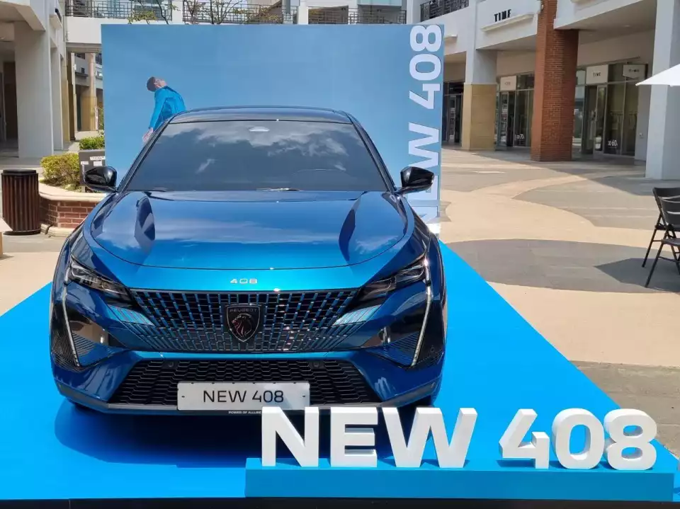김해 롯데아울렛에 전시된 뉴 푸조 408입니다.