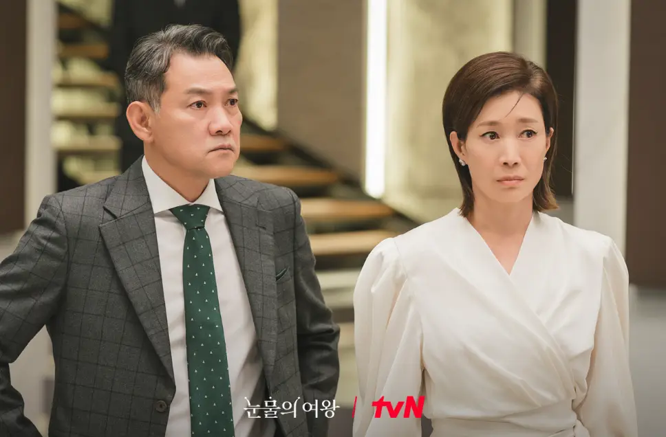 눈물의 여왕-
회색 수트를 입은 해인 아버지와 흰색 원피스를 입은 해인엄마가 정면을 바라보는 모습