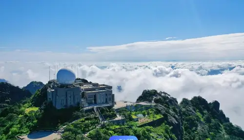 광명정에서-바라본-탁트인-하늘과-운해-그리고-푸른-삼림이-펼쳐지는-풍경