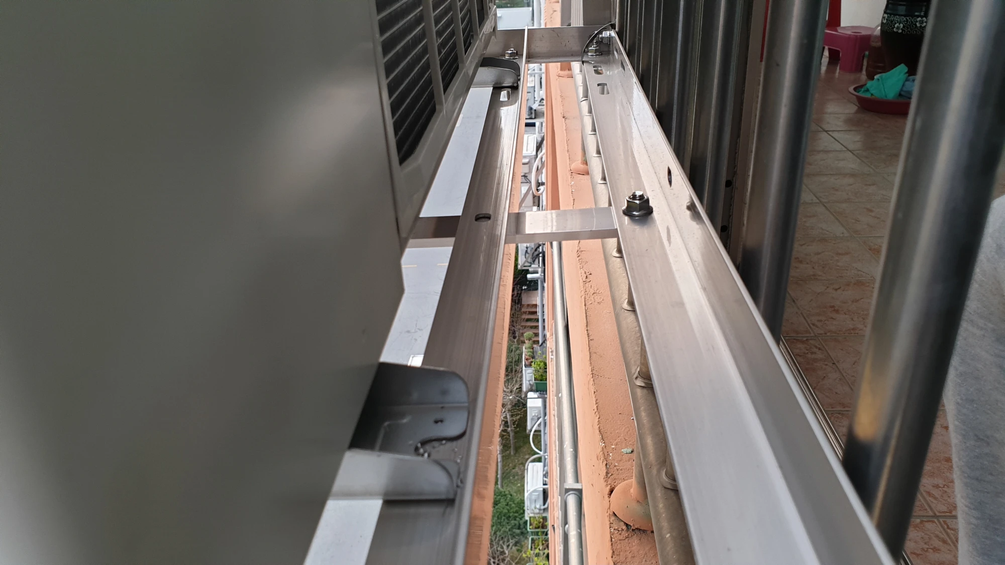 실외기 거치대에 실외기 올린 모습