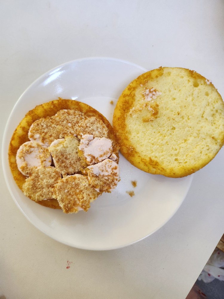 빵을 반으로 가른다.