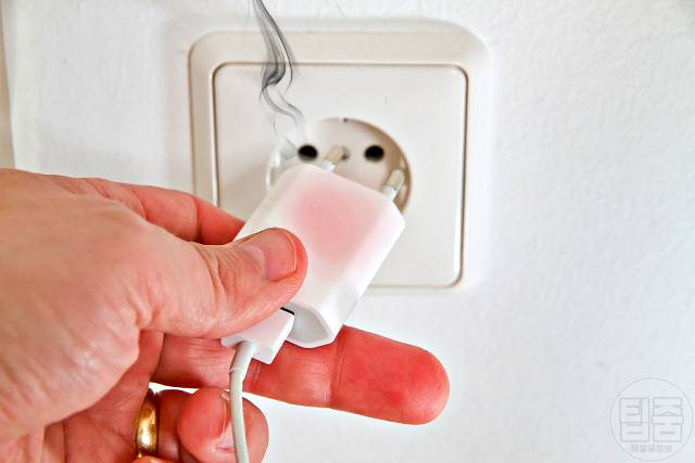 집에서 타는 냄새 탄내 플라스틱타는냄새 고무타는냄새 충전기 벽콘센트