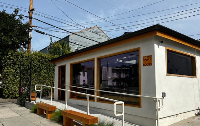 LA 커뮤니티 굿즈 매장 전경 – 웨스트할리우드 감성 브런치 카페 외관 이미지