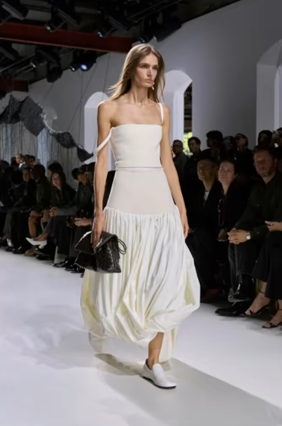 볼륨감을 강조한 퍼프 및 벌룬 스커트