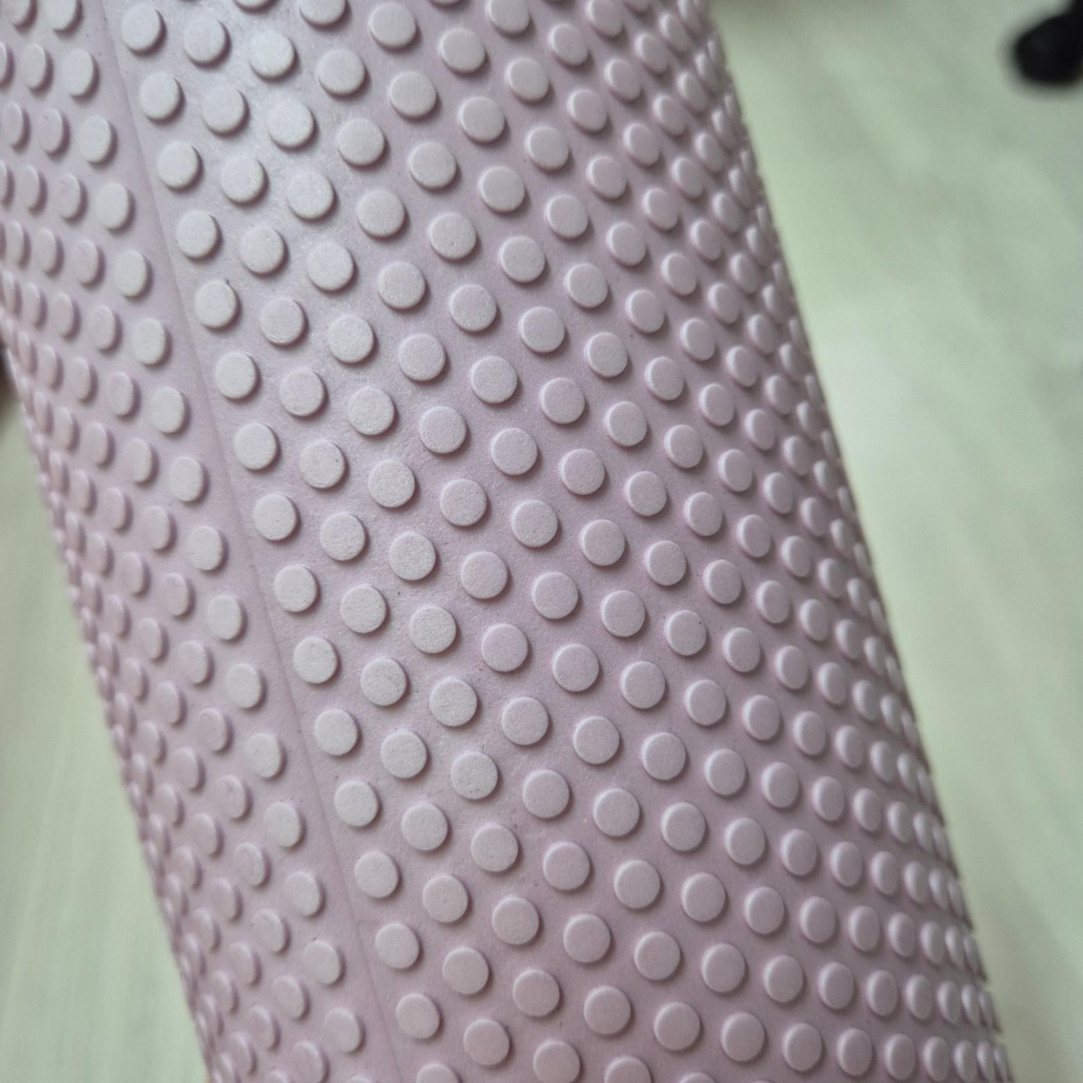 엠보싱 패턴이 보이는 폼롤러