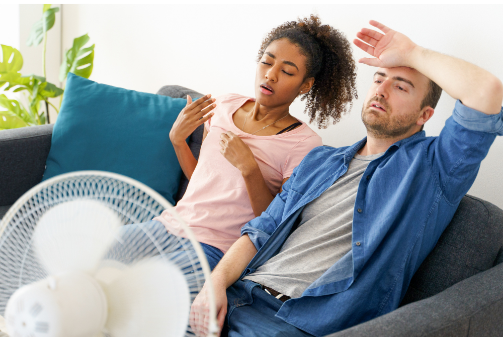 alt="더위에 땀을 흘리고 있는 사람들"