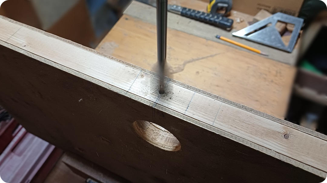 측면을-타공하는-모습