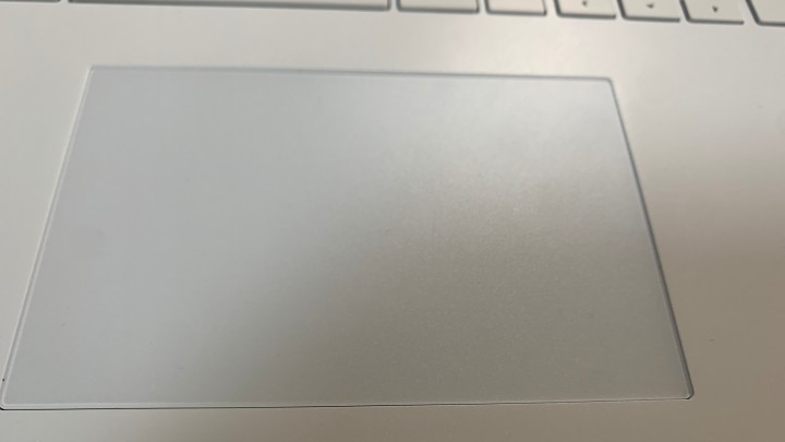 유리 재질로 되어있는 트랙패드 부분