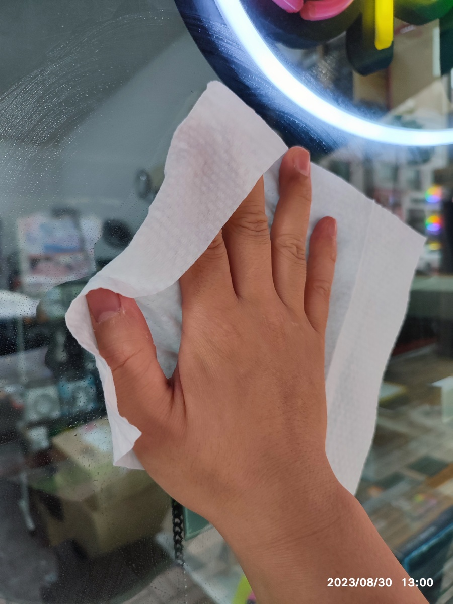 물티슈로 닦는 중