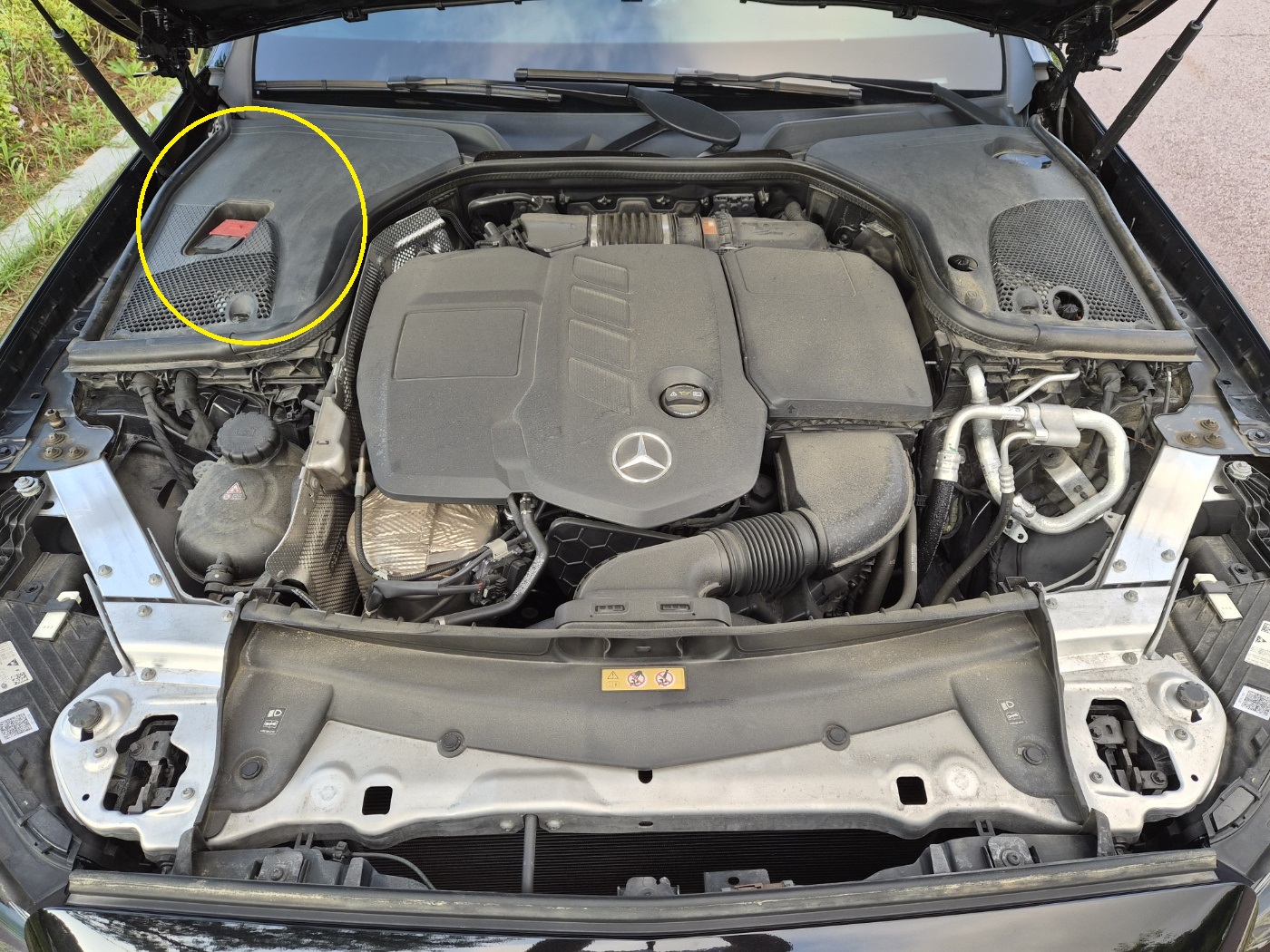 벤츠 E220d AMG Line 보닛 내부, 조수석 쪽 배터리 위쪽에 장착된 에어컨 필터 위치