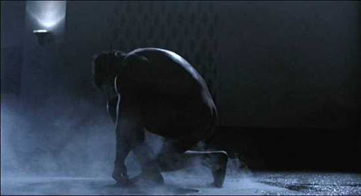 터미네이터가 시공간을 넘어 착지하는 모습