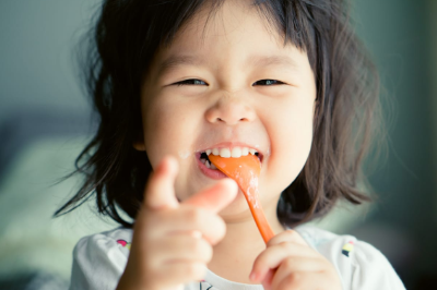 이유식을 먹는 여자아이
