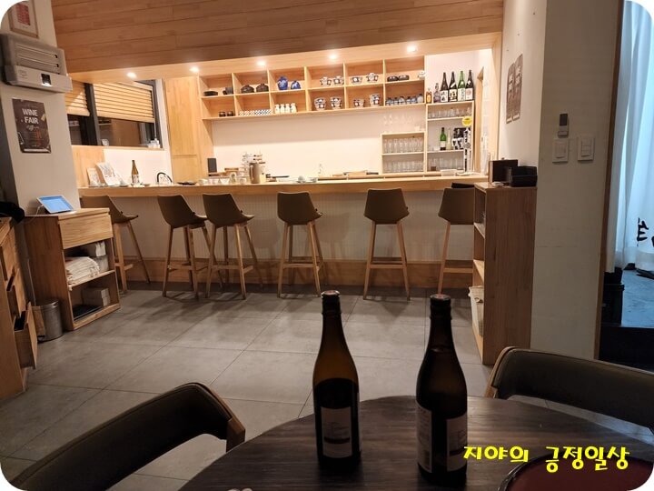 바(BAR)에만 불켜진 스산모시 내부