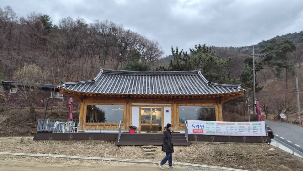 천안 성불사 : 태조산 기슭 불상 없는 대웅전의 비밀과 마애불 전설