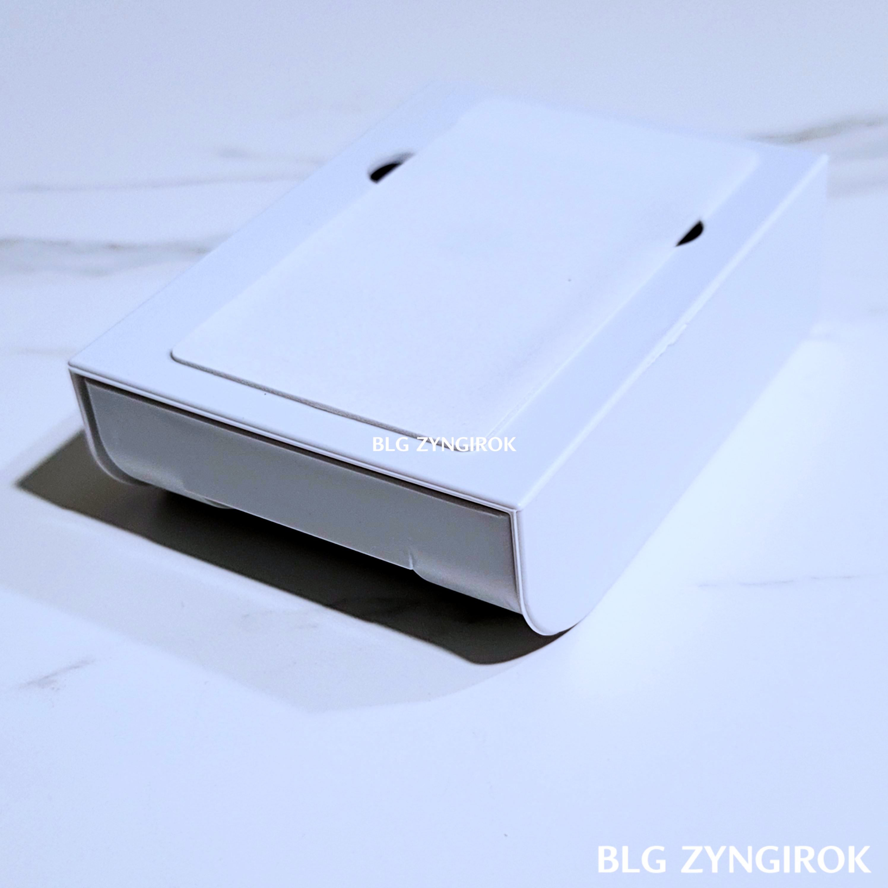 부착형-서랍이-테이블-위에-놓여있다.