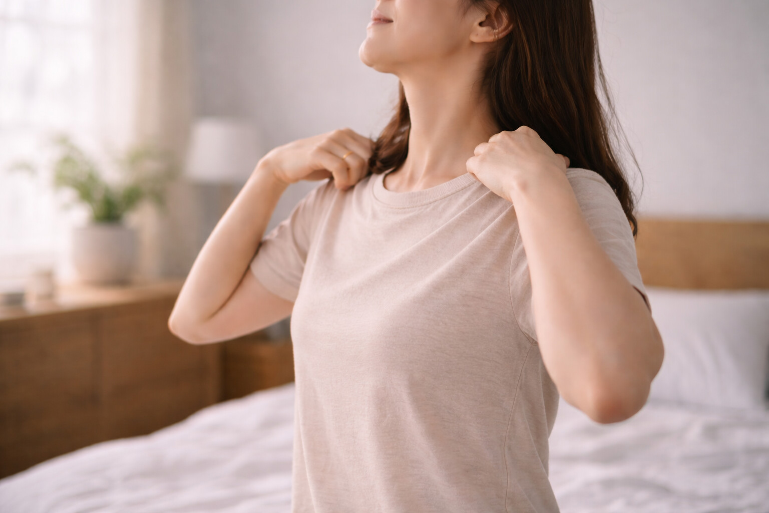 아침에 어깨가 유난히 무거운 이유&amp;#44; 잠을 자도 개운하지 않은 원인