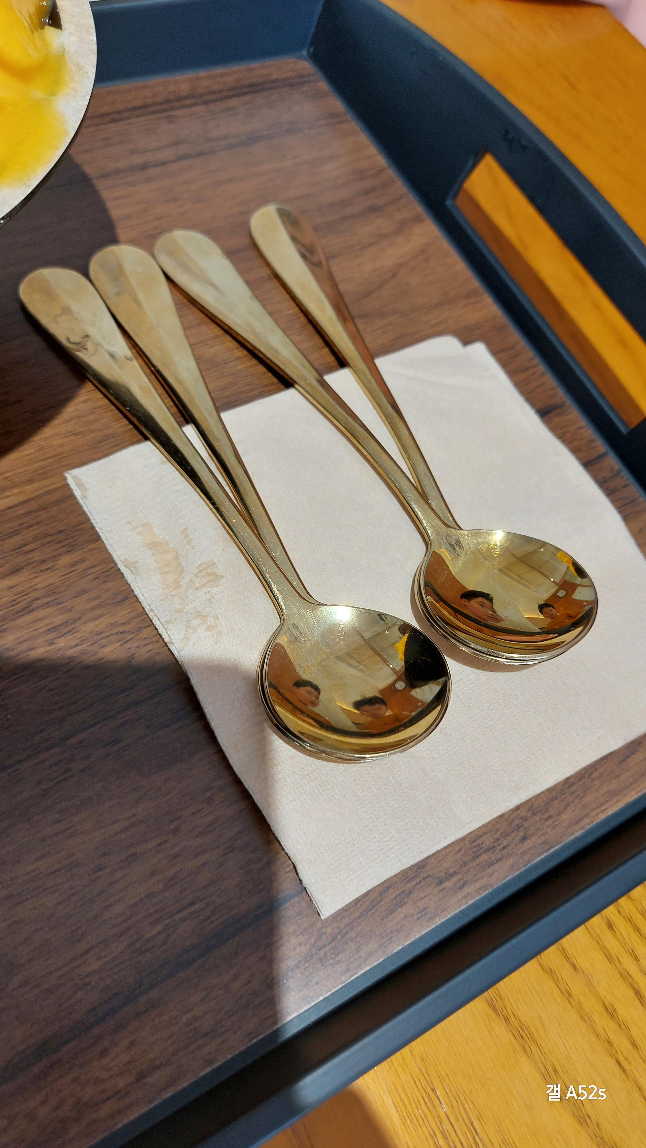 거제 아라리 아라리방수와 망고빙수 숟가락도 금색이라 맘에 드네!