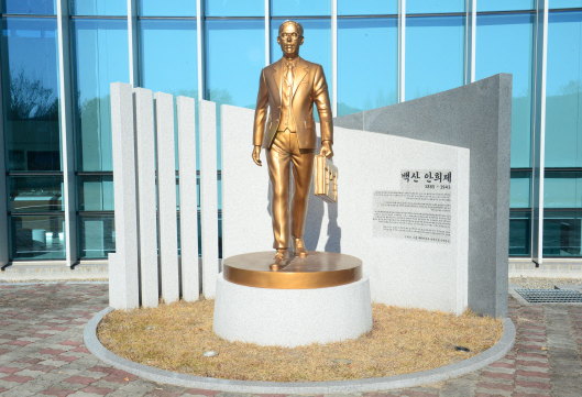 백산 안희제 동상