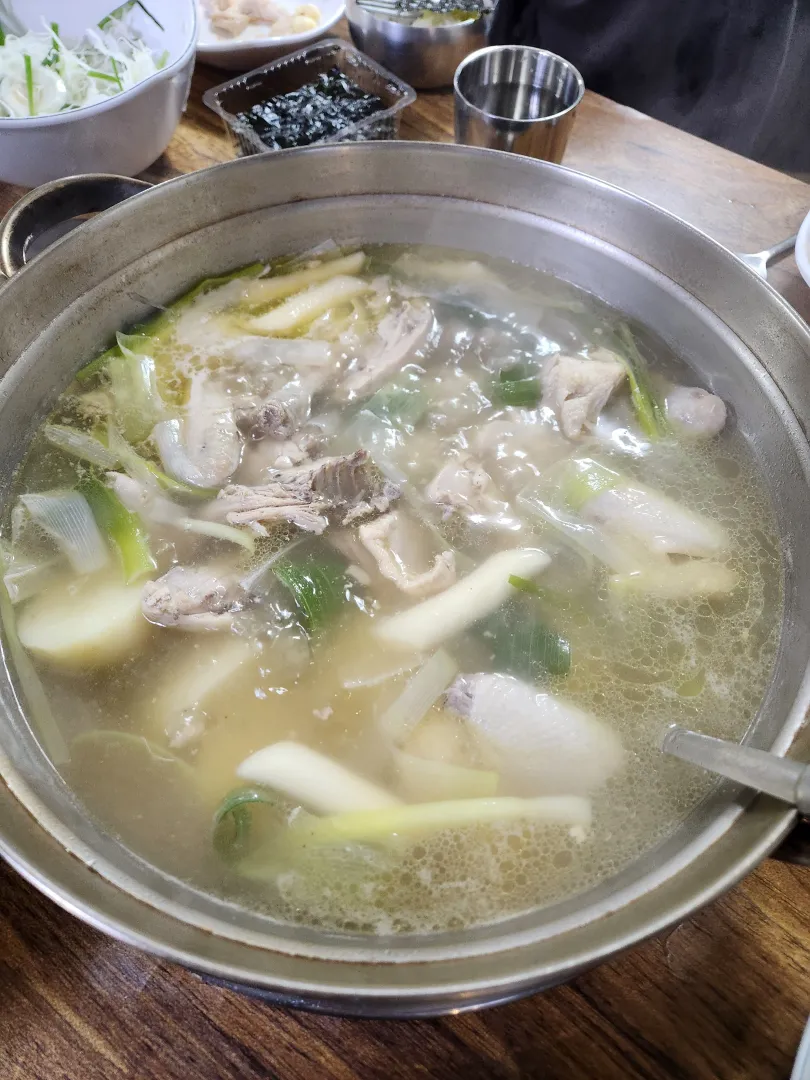 끓고-있는-닭한마리