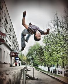 건물에서-떨어지는-사람