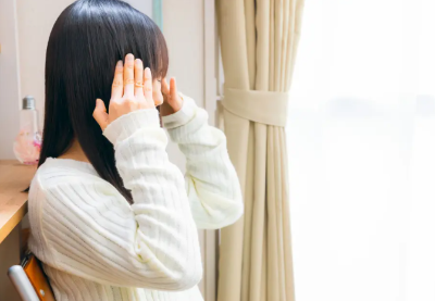 머리가 아픈 여성