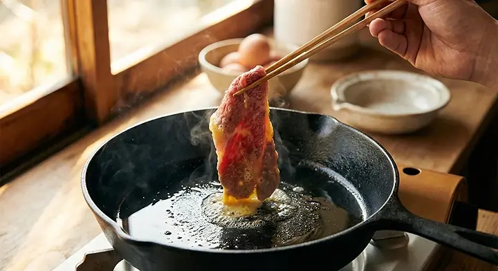 계란옷 입힌 고기를 팬에 올리는 장면