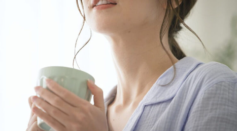 따듯한 차를 들고있는 여성