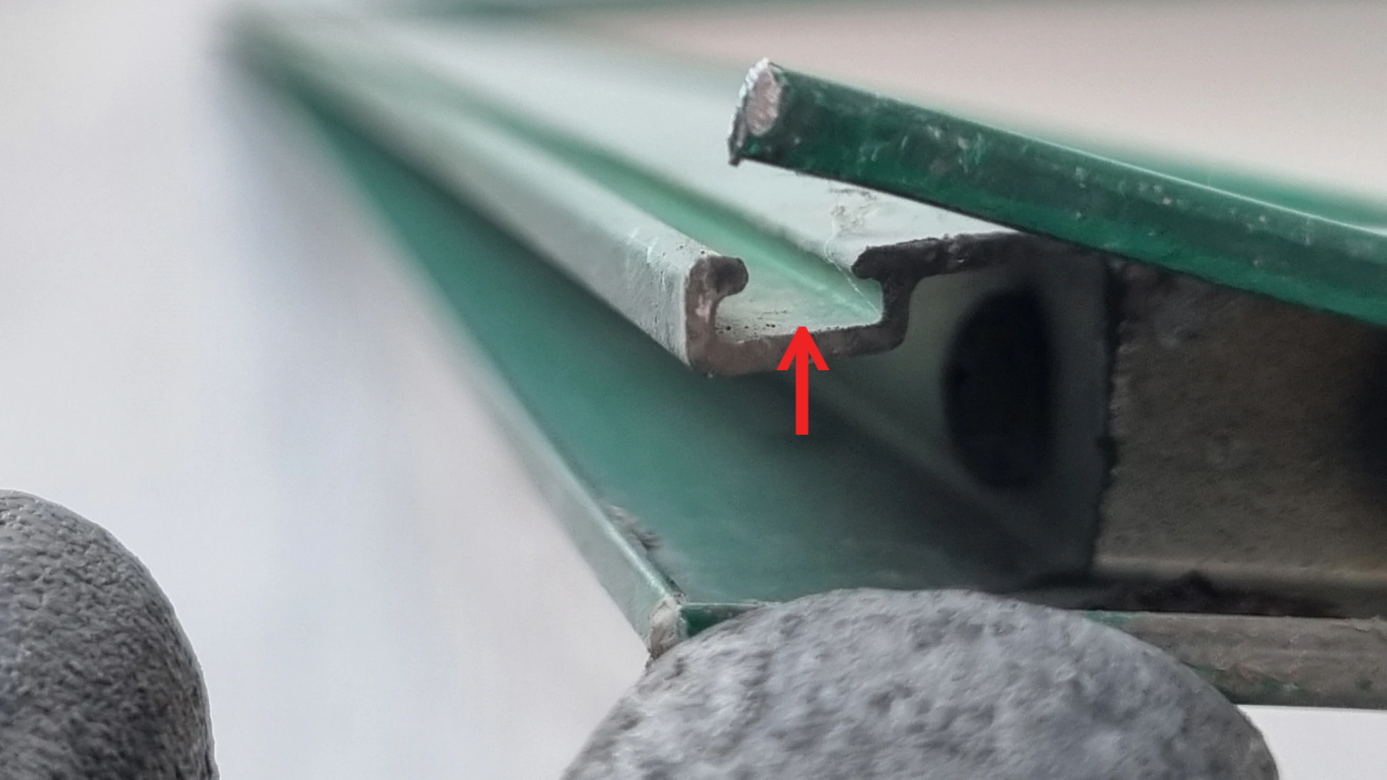 방충망 모헤어 끼우는 곳