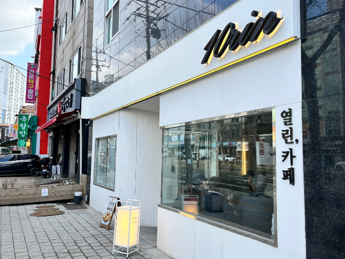 열린 카페 외부 모습