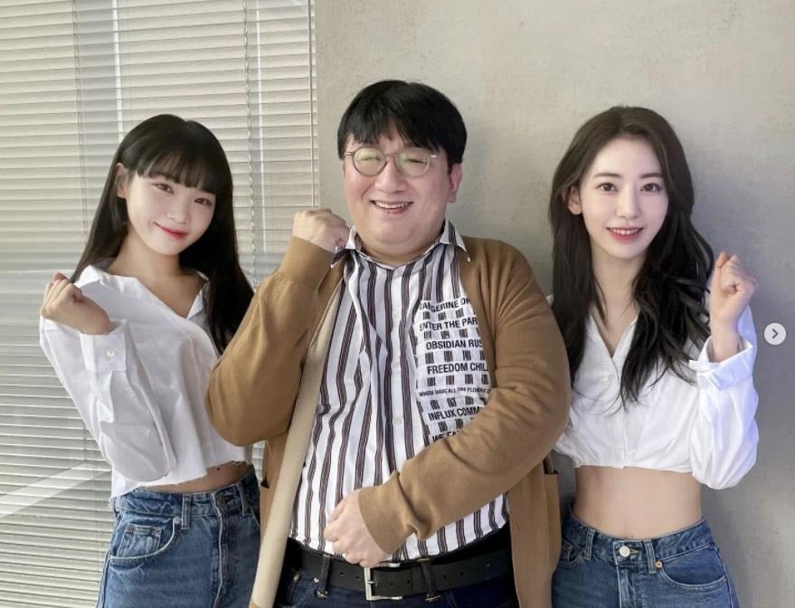 방시혁 이사회 의장과 하이브에 영입된 현 르세라핌의 멤버 김채원(왼쪽)과 사쿠라. 당시는 이들이 누구의 ‘걸그룹’인지 공개되지 않을 때였다. 민 대표는 하이브가 자신이 맡은 걸그룹인 것처럼 호도했다고 주장한다.