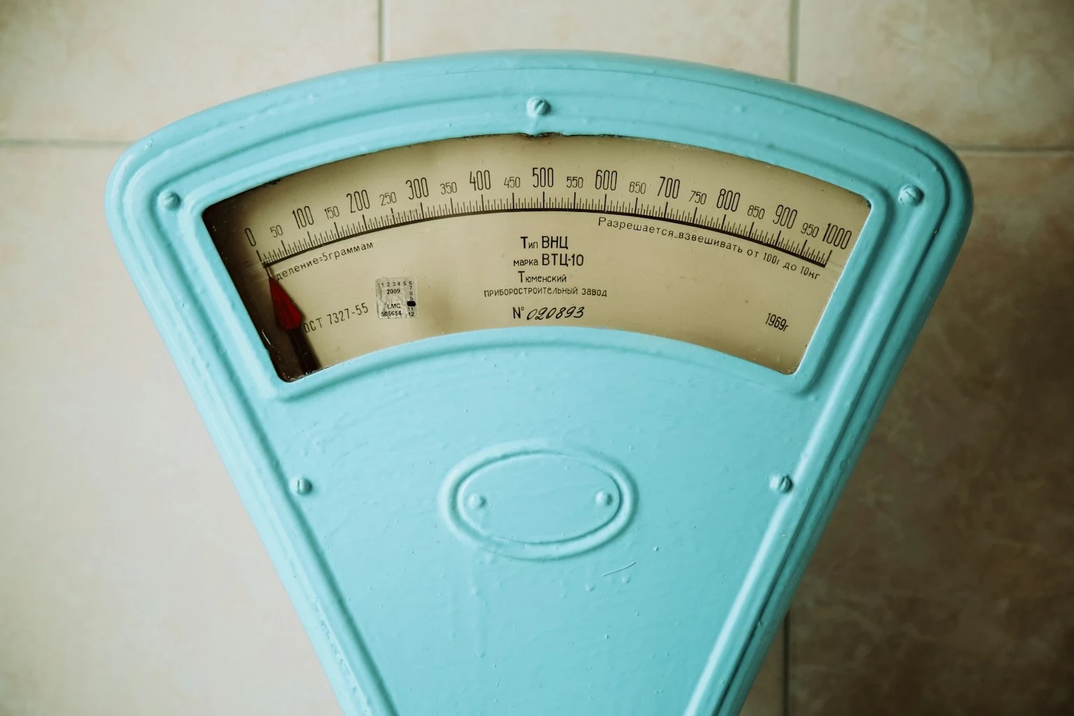 체중계와 줄자, 건강 관리 &mdash; 비만 치료제 관련 이해를 돕기 위한 자료 이미지
