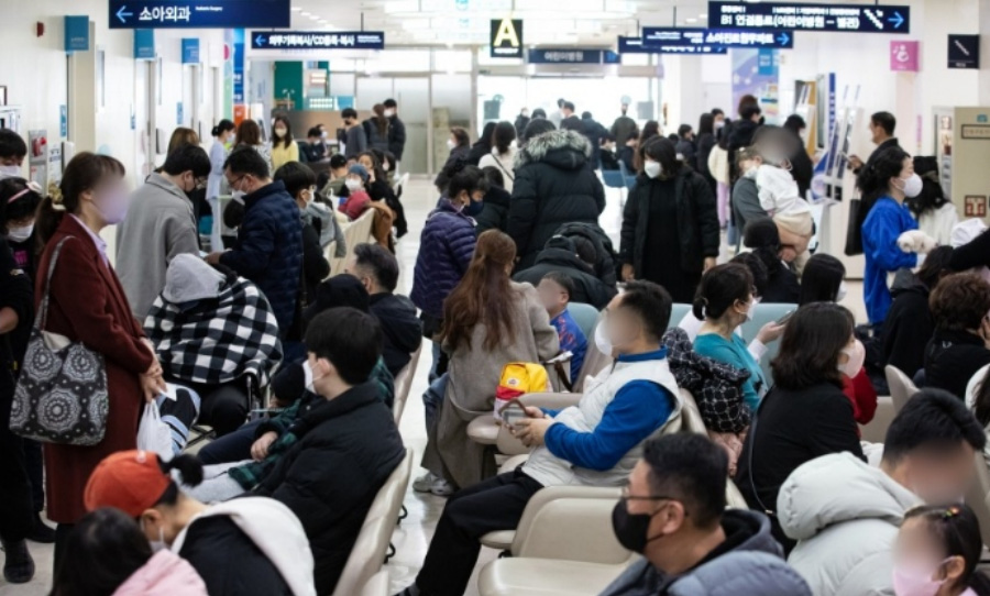 한 대학병원의 대기실로 앉을 자리가 없을 정도로 환자가 많이 있는 것을 찍은 사진