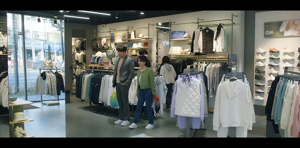 신발을-함께-사고-있는-로이와-정숙