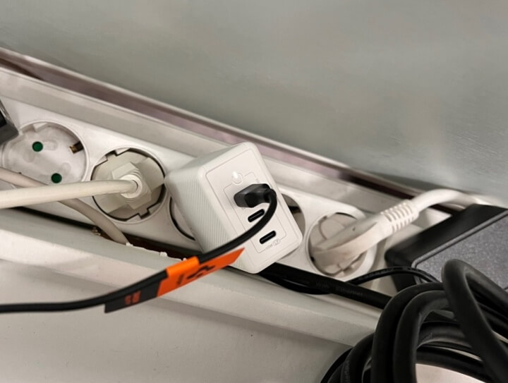 콘센트에 꽂은 gs710