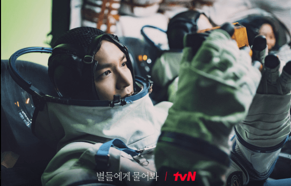 이하영은 직업적인 명성을 쌓았으나 내면적으로는 고독을 느끼는 인물입니다.