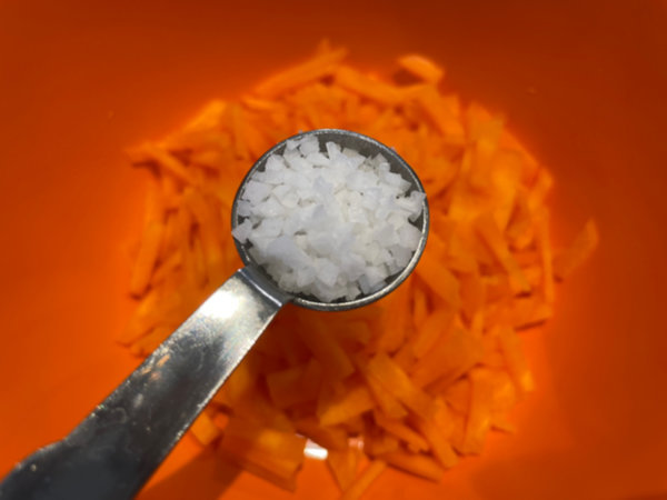 채 썬 당근을 소금 1/2작은술에 절이기