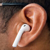 에어팟을-귀에-꼽고있는-남성-사진