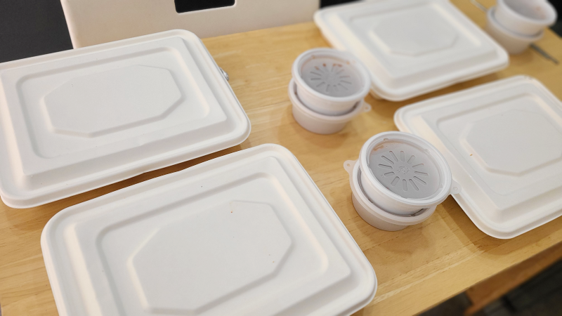 수제 돈까스 토마토 음식 포장 모습