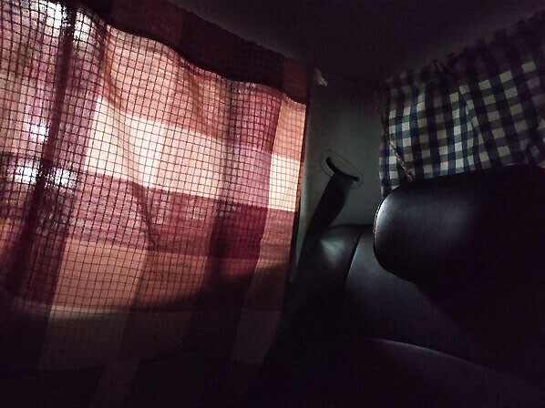 창문마다-커튼이-쳐져-있는-자동차-안