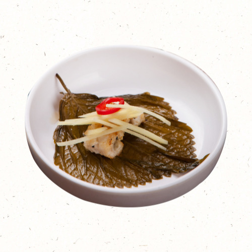 깻잎 장아찌를 밥에 얹는 모습