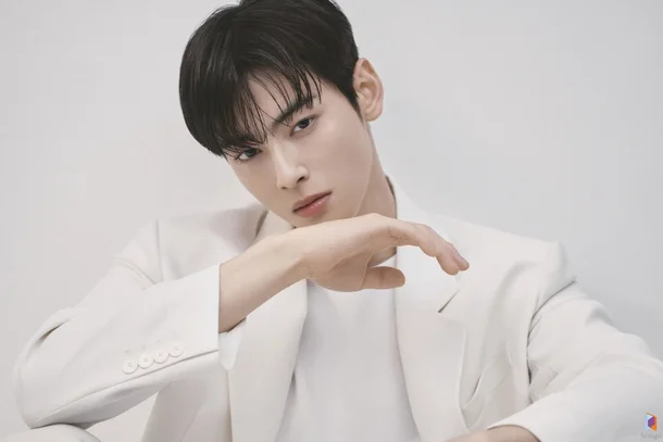 차은우, 화이트 슈트로 완성한 세련된 분위기