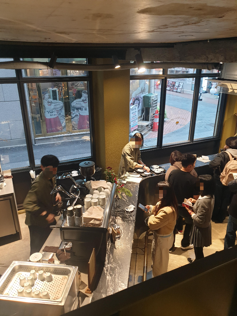 주문 및 세팅 하는 직원과 추출 중인 바리스타