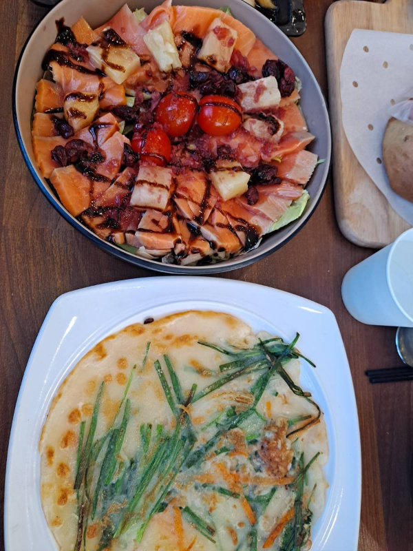 연어샐러드와 부침개