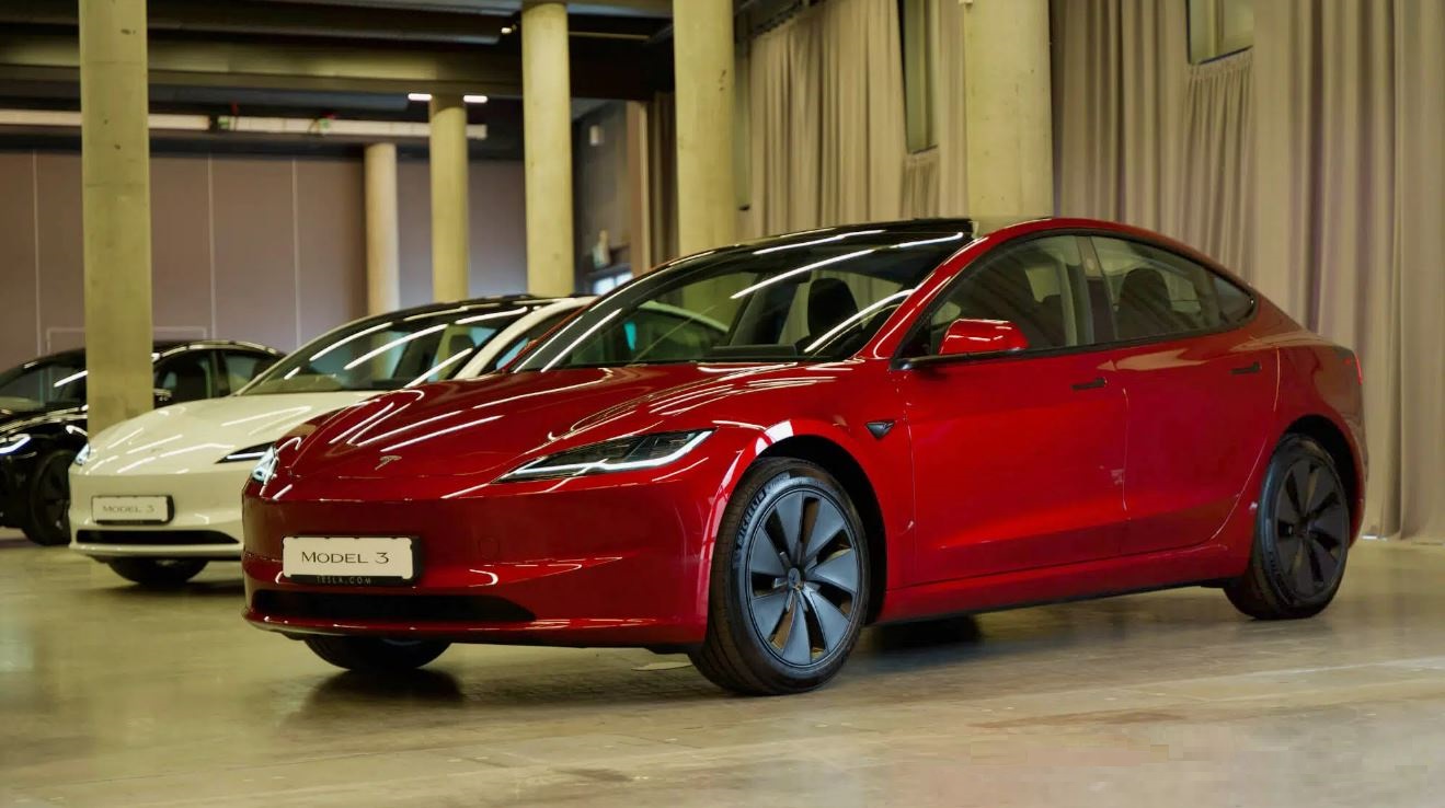 테슬라의 간판 전기차 모델3 페이스리프트 버전인 '모델3 하이랜드'가 공개됐다.