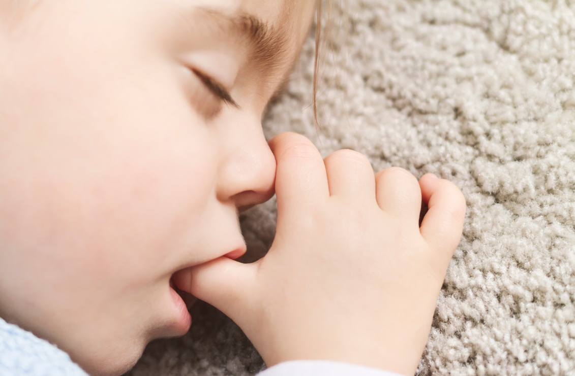 영아가 손발을 빠는 시기와 의미