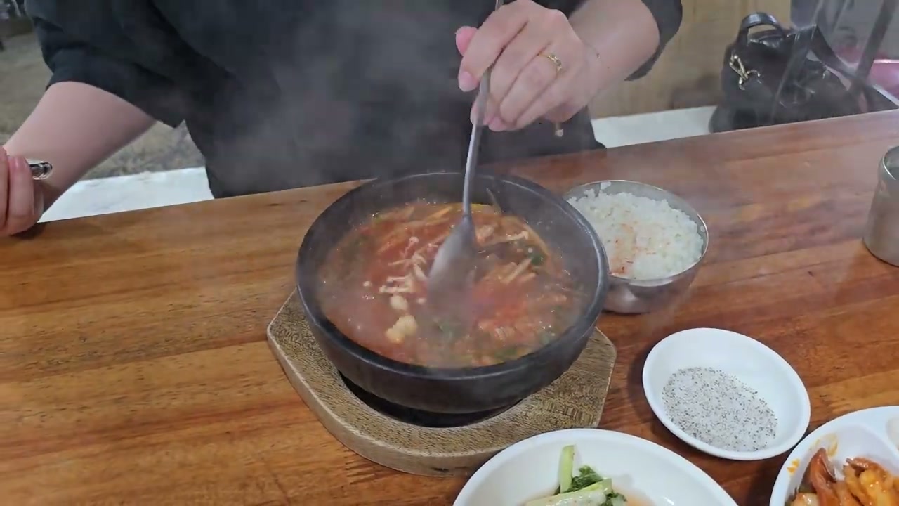 메기 매운탕은 7,000원입니다. 국물이 진하고 메기 향이 좋다는데, 해장하고 싶은 날 생각나겠어요.