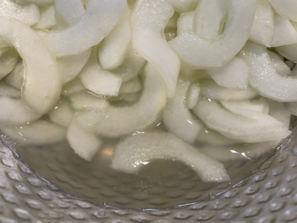 노각에서 나온 물 모두 따라내기