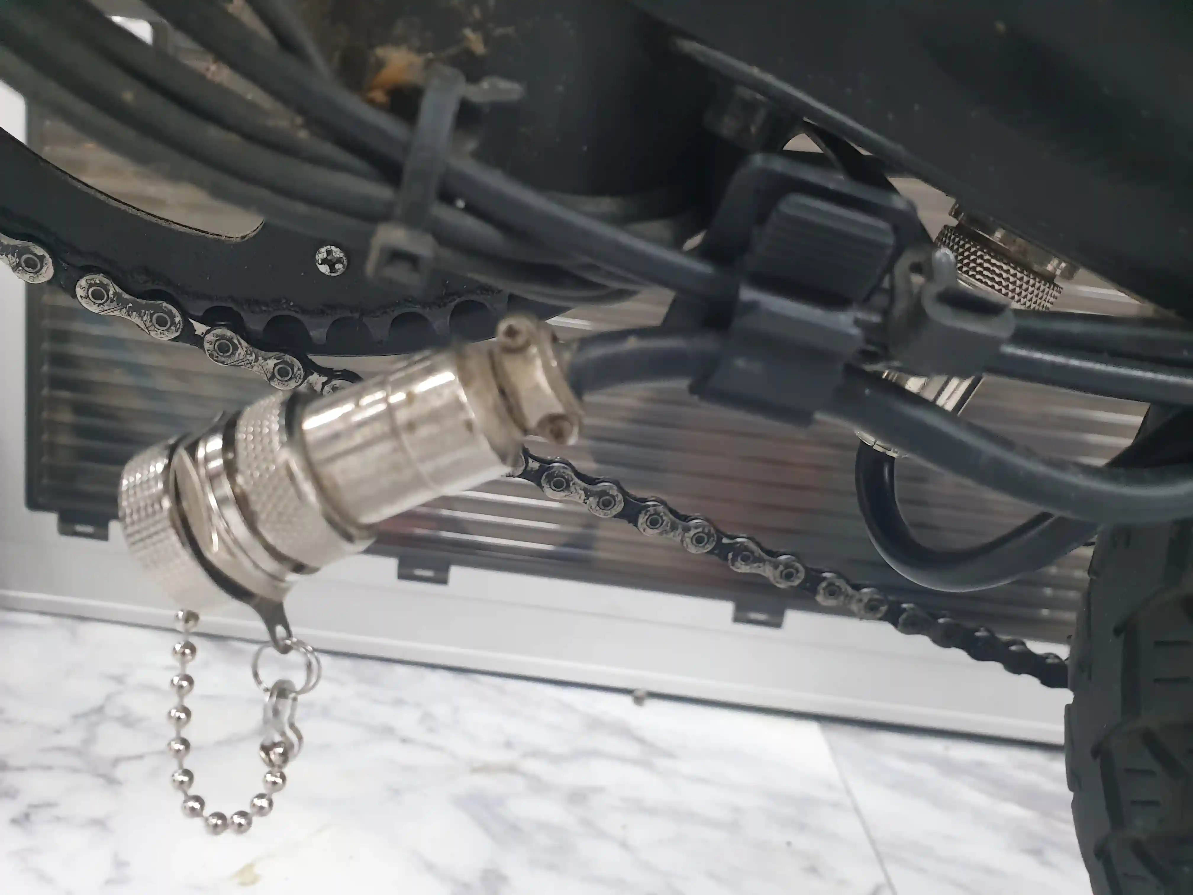 브레이크 케이블에 연결되지 않은 배터리 케이블 고정하기