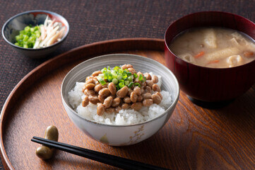 낫또 효능과 성분&amp;#44; 콩을 삶아 낫토균으로 발효 숙성시켜 만든 발효 콩 식품이다. 